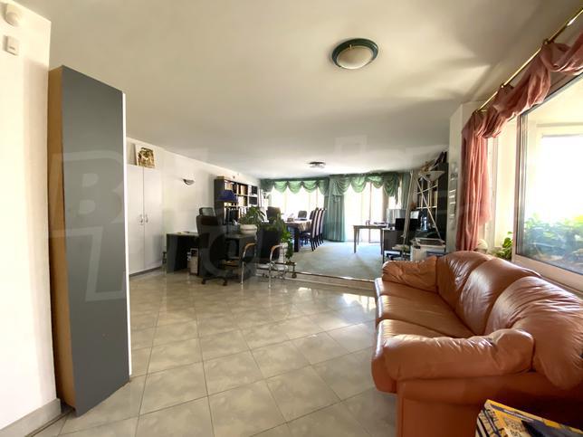 Spacious apartment in a preferred residential area of the capital Spacious apartment in a preferred residential area of the capital