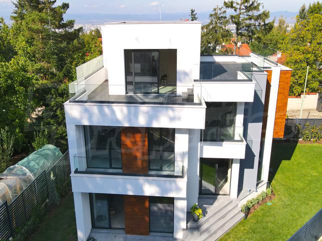 Modern new home with beautiful views and quiet location in prestigious villa area in the capital Modern new home with beautiful views and quiet location in prestigious villa area in the capital