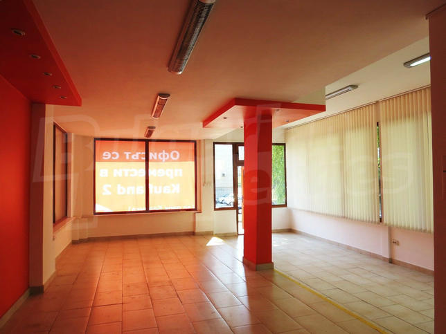 Shop with excellent visibility and location with a large flow of people
Shop with excellent visibility and location with a large flow of people