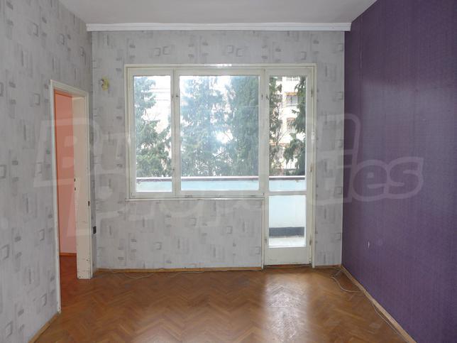 Large apartment next to a park, school and public transport stop Large apartment next to a park, school and public transport stop