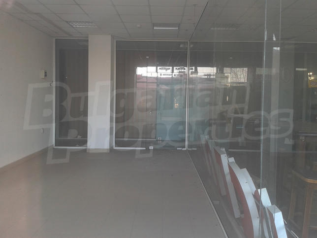 Premises in commercial complex suitable for shop or office Premises in commercial complex suitable for shop or office