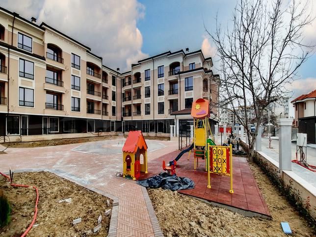 One-bedroom, two-bedroom apartments and studios in a complex with a garden with many alleys, greenery and playgrounds One-bedroom, two-bedroom apartments and studios in a complex with a garden with many alleys, greenery and playgrounds