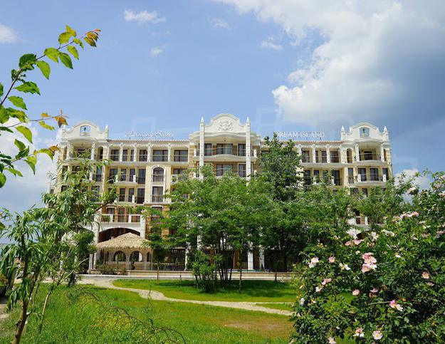 Spacious and elegant apartments in a gated complex with many amenities, 400 m from the beach Spacious and elegant apartments in a gated complex with many amenities, 400 m from the beach