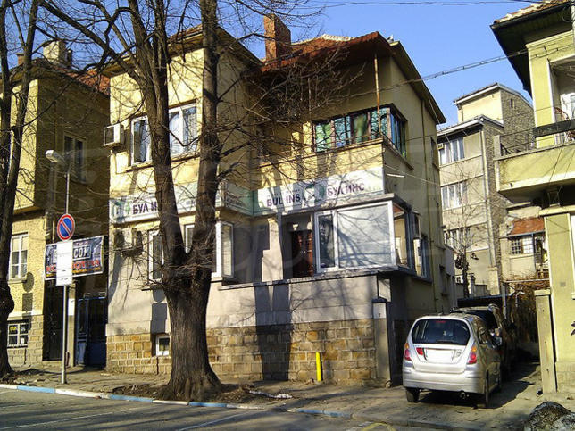Spacious townhouse on three levels with residential areas, commercial premises, garage and garden in the center of Veliko Tarnovo Spacious townhouse on three levels with residential areas, commercial premises, garage and garden in the center of Veliko Tarnovo