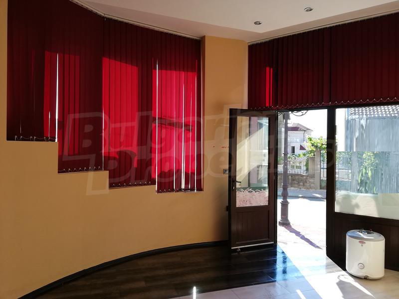 New trade property with private entrance, large window to the street and top location New trade property with private entrance, large window to the street and top location