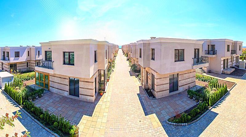 Stylish and comfortable two-storey townhouses with two or three bedrooms and sea views Stylish and comfortable two-storey townhouses with two or three bedrooms and sea views
