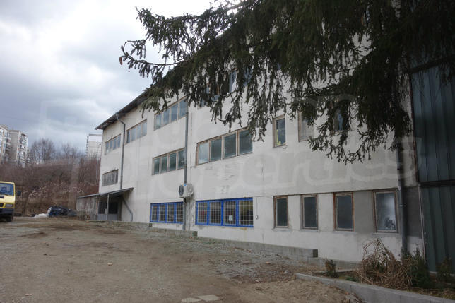 Property suitable for offices, production or warehouse activities with private parking lot
Property suitable for offices, production or warehouse activities with private parking lot