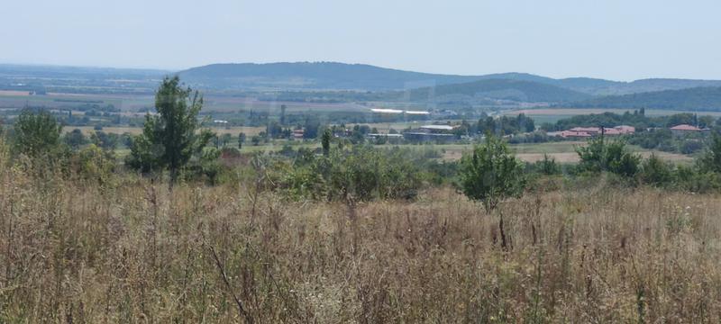 Крайградски парцел с приятни гледки до ежедневни удобства Крайградски парцел с приятни гледки до ежедневни удобства