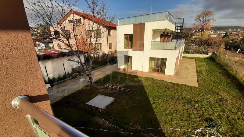South-facing house with quiet location near shops and educational institutions South-facing house with quiet location near shops and educational institutions