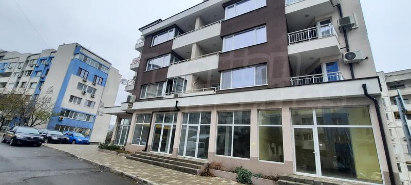 Business property with large window and excellent visibility, attractive location and transport accessibility Business property with large window and excellent visibility, attractive location and transport accessibility
