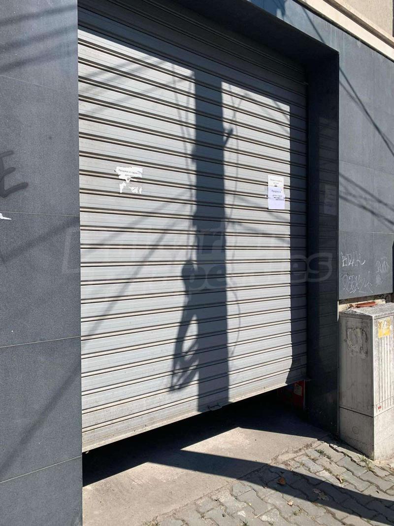 Communicating garage with roller blind with remote control Communicating garage with roller blind with remote control