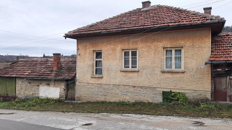 Property with a garden and garage 30 km west of the town of Veliko Tarnovo Property with a garden and garage 30 km west of the town of Veliko Tarnovo