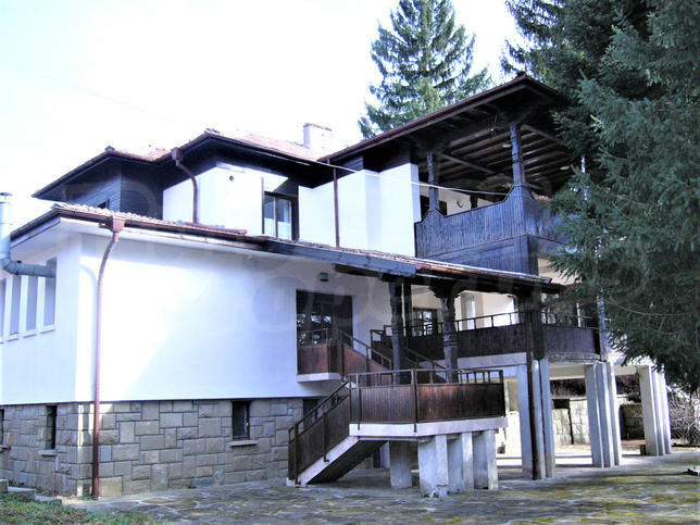 3-storey building, 8 bungalows and large yard with easy access to Gabrovo and Dryanovo Monastery
3-storey building, 8 bungalows and large yard with easy access to Gabrovo and Dryanovo Monastery