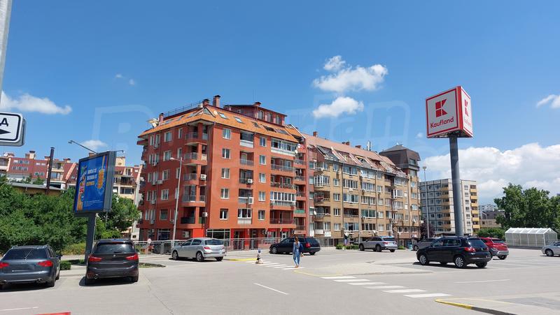 Spacious 2-level penthouse with communicative location next to Simeonovsko Shosse Blvd. Spacious 2-level penthouse with communicative location next to Simeonovsko Shosse Blvd.