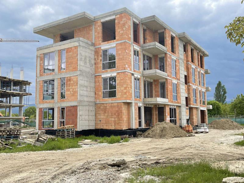 Luxury 4-storey residential building next to Peshtersko shose Blvd. and the Rowing canal