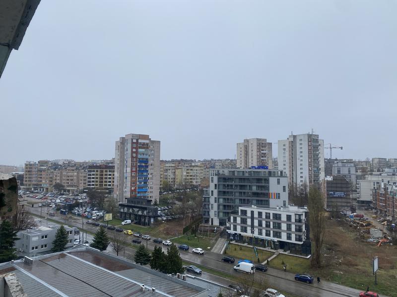 Тристаен апартамент близо до магазин, детска градина, училище и спирка на градски транспорт Тристаен апартамент близо до магазин, детска градина, училище и спирка на градски транспорт