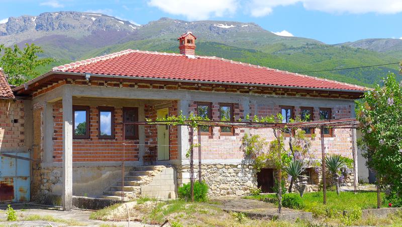 One-storey house with beautiful views of the Balkan mountain and Sredna Gora mountain One-storey house with beautiful views of the Balkan mountain and Sredna Gora mountain