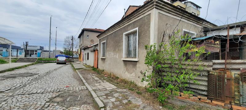 Едноетажна къща на комуникативно място до спирка Чаталджа и училище Едноетажна къща на комуникативно място до спирка Чаталджа и училище