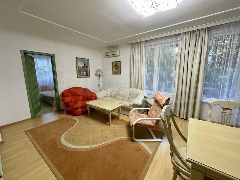 Apartment in a well-maintained building with distinctive architecture only 10 minutes from the city center Apartment in a well-maintained building with distinctive architecture only 10 minutes from the city center