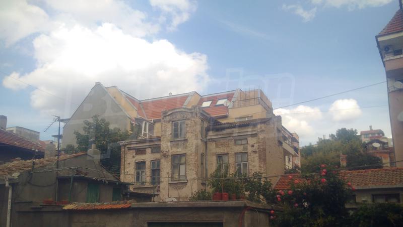 Property within walking distance of central amenities Property within walking distance of central amenities
