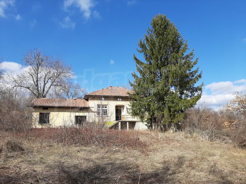 Property with a garden 30 km west of the town of Veliko Tarnovo Property with a garden 30 km west of the town of Veliko Tarnovo