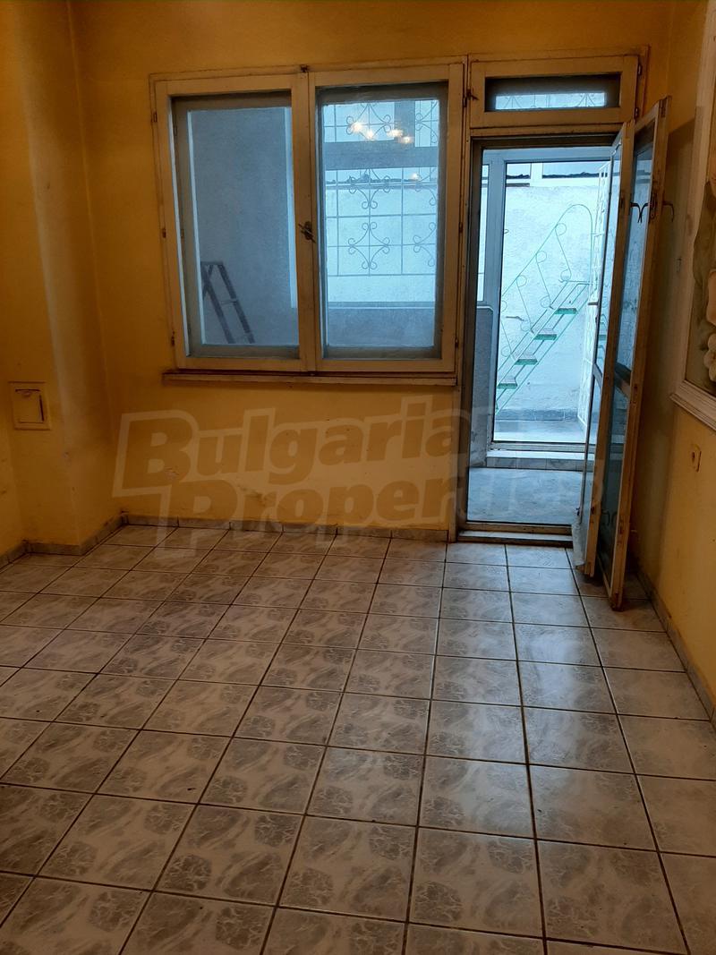 Unfurnished property suitable for office atelier at quiet street with good transport accessibility Unfurnished property suitable for office atelier at quiet street with good transport accessibility