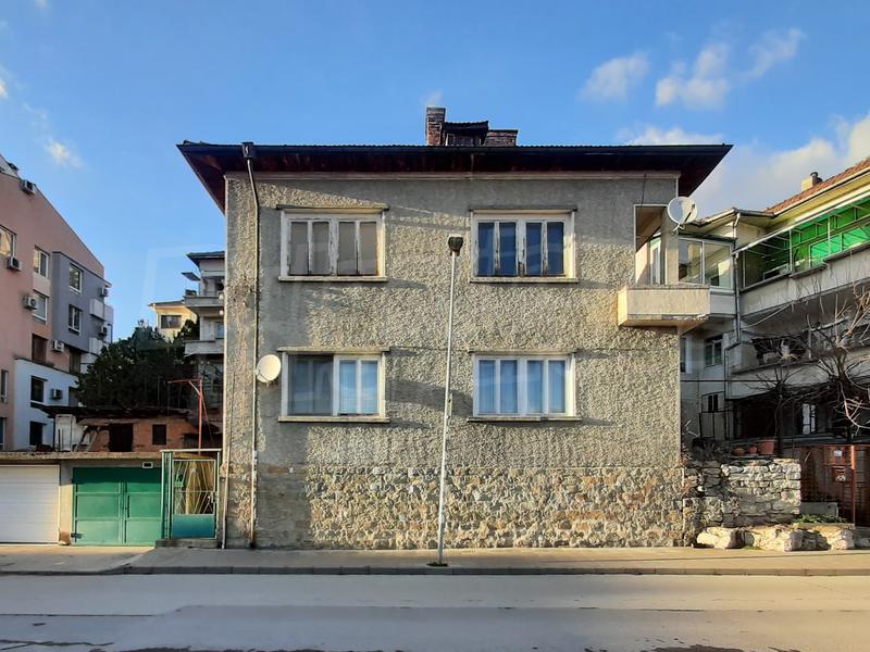 Spacious dwelling with beautiful view near public institutions and amenities Spacious dwelling with beautiful view near public institutions and amenities