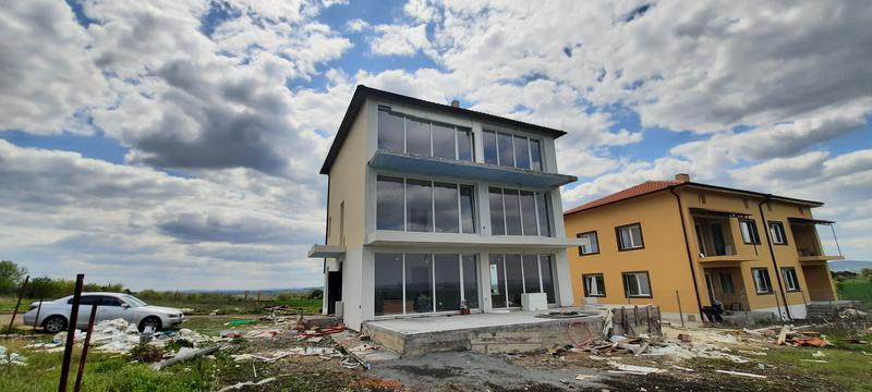 Качествено строена триетажна къща с двор Качествено строена триетажна къща с двор