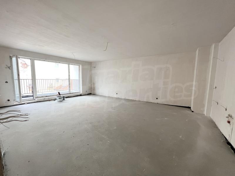 Spacious apartment near the metro station Lion's Bridge Spacious apartment near the metro station Lion's Bridge
