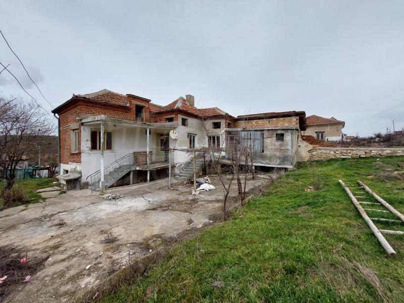 House with a large yard and garage in a quiet area House with a large yard and garage in a quiet area