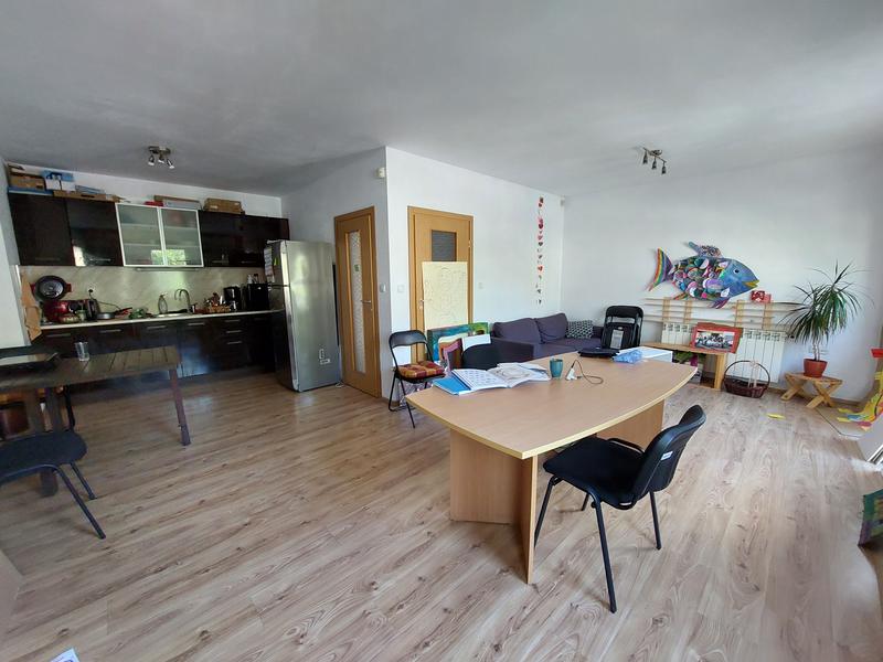 Office with 4 working rooms and a convenient location Office with 4 working rooms and a convenient location