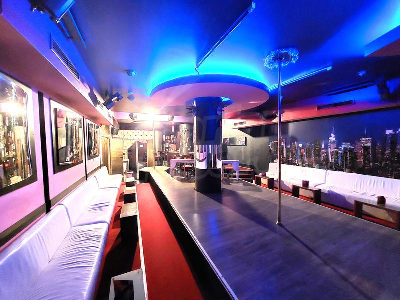 Business premises on a main boulevard with excellent visibility Business premises on a main boulevard with excellent visibility