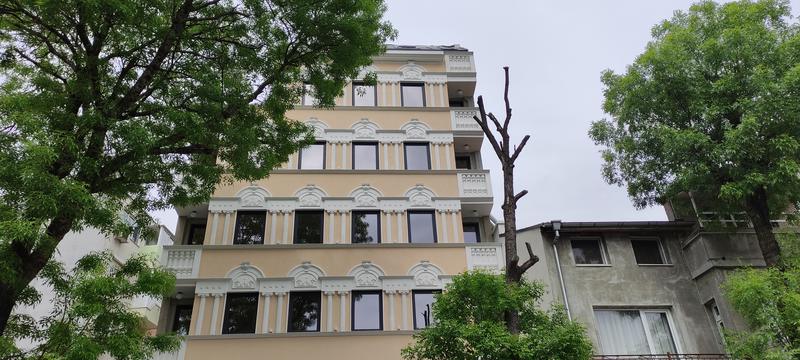 Самостоятелен апартамент на етажа в луксозна сграда в централната част на Варна Самостоятелен апартамент на етажа в луксозна сграда в централната част на Варна