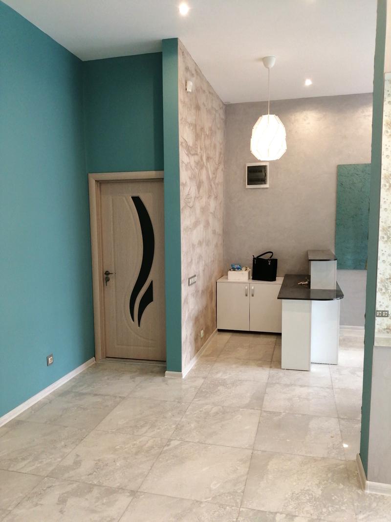 Finished office with good visibility and possibility to place an advertisement Finished office with good visibility and possibility to place an advertisement