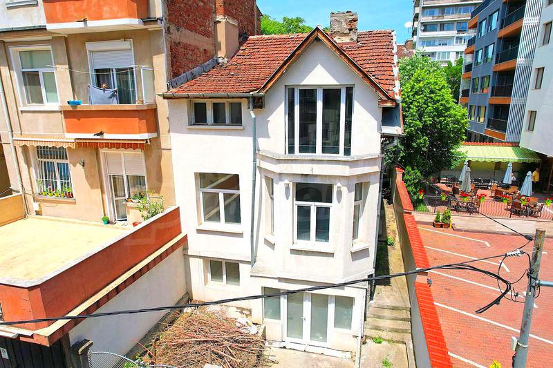 Detached house on three levels, with parking space on a quiet and peaceful street Detached house on three levels, with parking space on a quiet and peaceful street