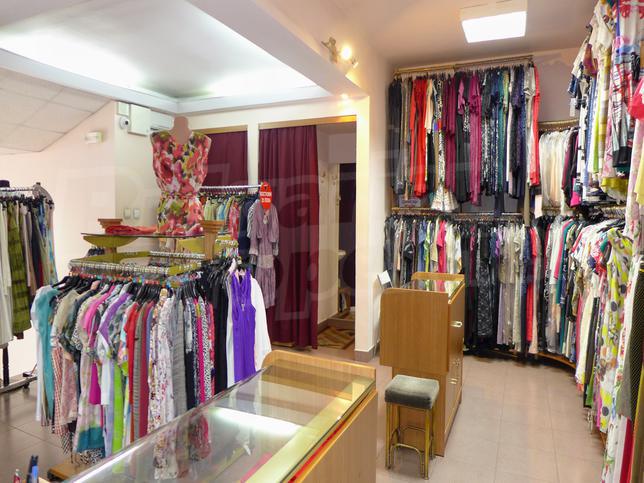 Shop with excellent visibility and location with a large flow of people and car traffic, next to a bus stop Shop with excellent visibility and location with a large flow of people and car traffic, next to a bus stop