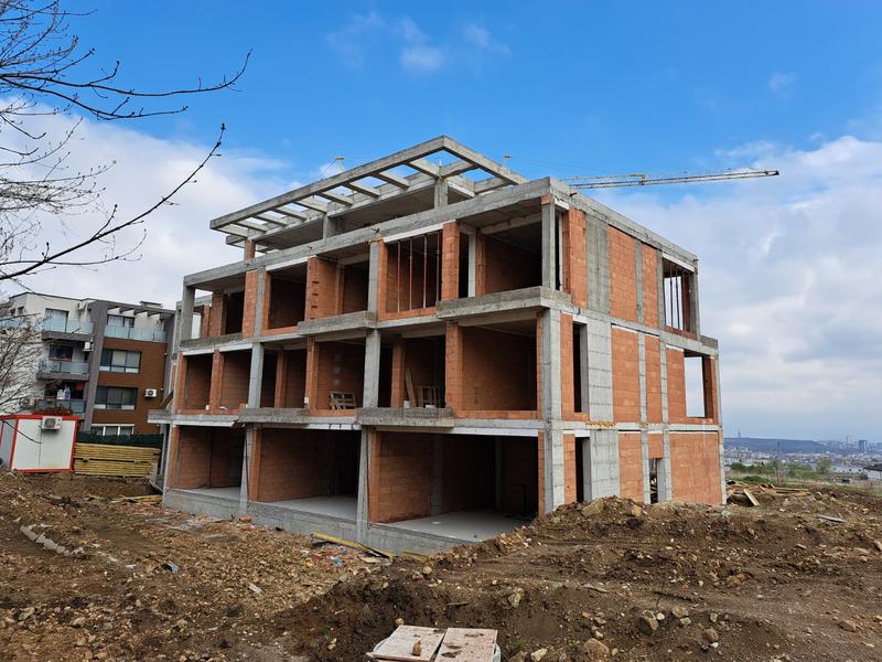 Maisonette with yard, double garage and 2 parking spaces included in the price Maisonette with yard, double garage and 2 parking spaces included in the price