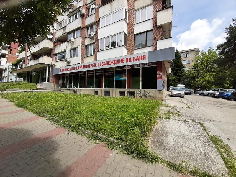 Партерен търговски обект с комуникативна локация на възлов булевард Партерен търговски обект с комуникативна локация на възлов булевард
