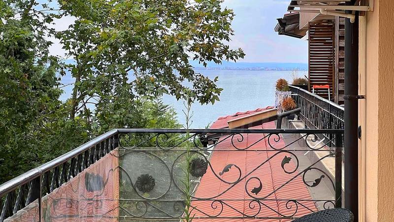 Обзаведен апартамент с качественни мебели и техника с частична гледка море на първа линия Обзаведен апартамент с качественни мебели и техника с частична гледка море на първа линия