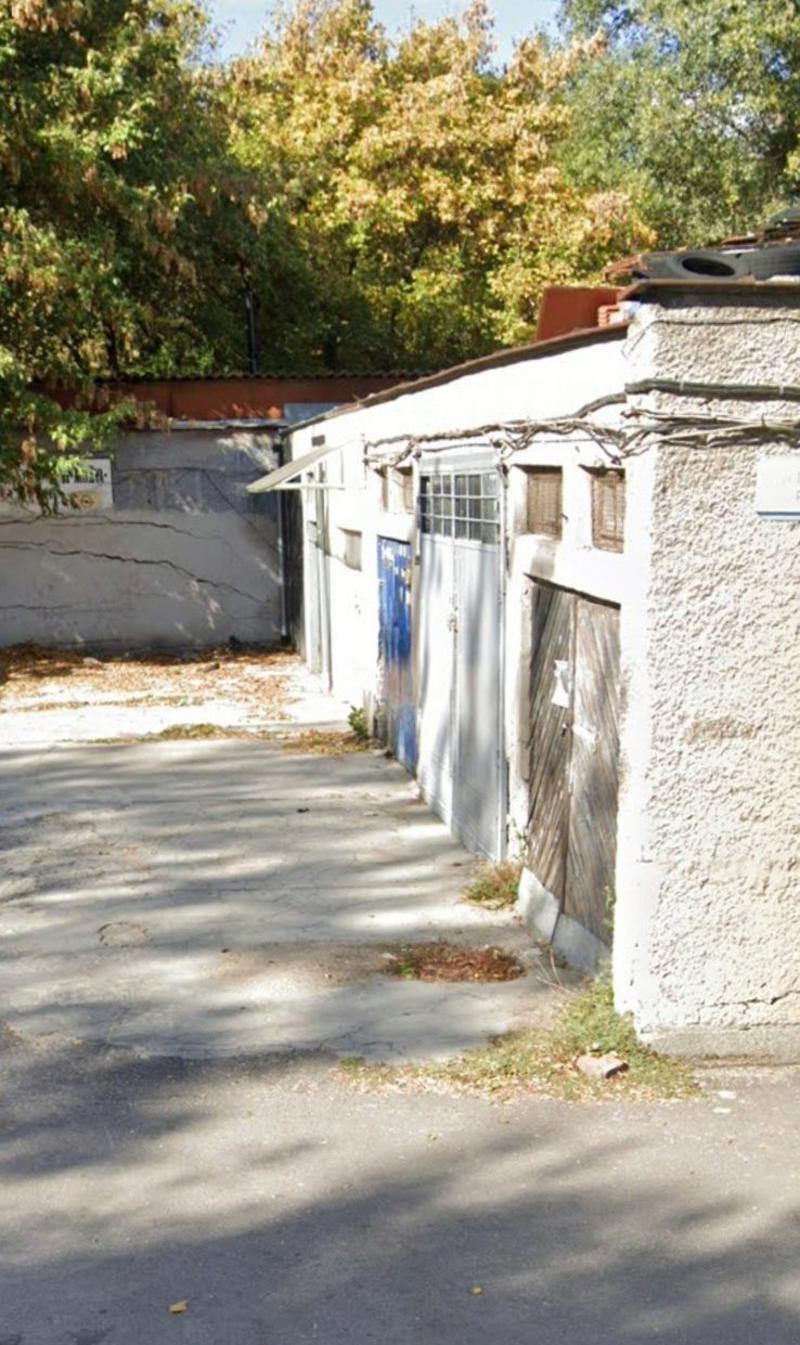 Ground-floor garage with convenient access to key boulevards Ground-floor garage with convenient access to key boulevards