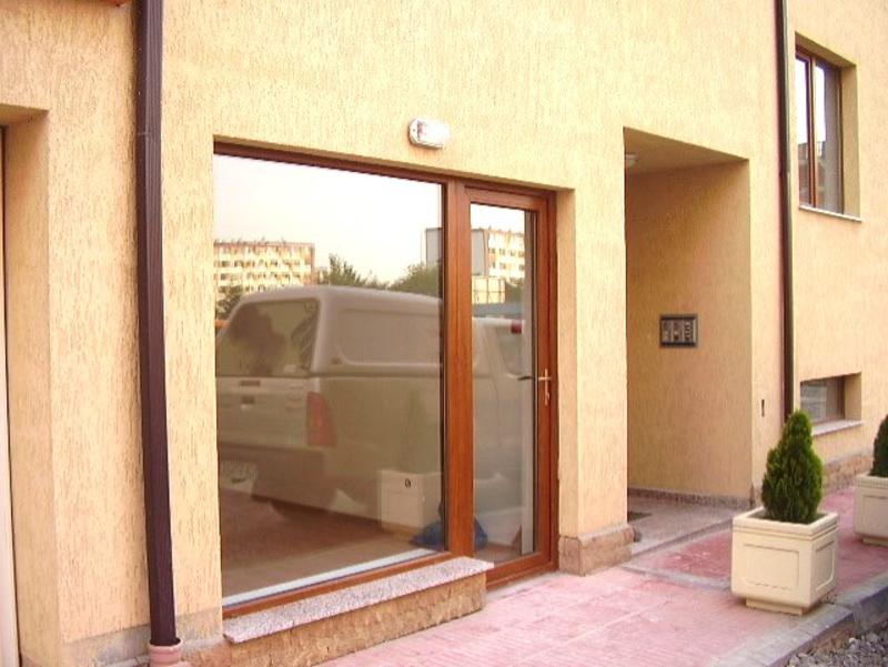 Communicative compact business property with parking space Communicative compact business property with parking space