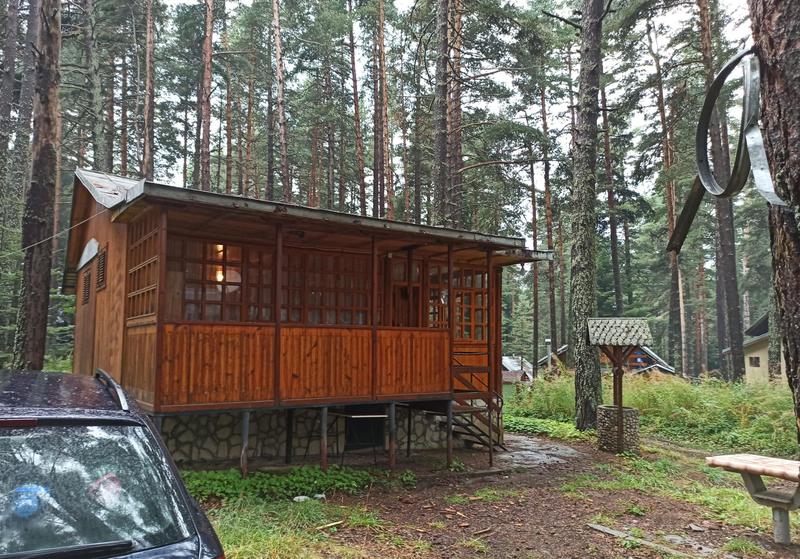 Едноетажна дървена къща в гора в курортно селище на 30 км от Пловдив Едноетажна дървена къща в гора в курортно селище на 30 км от Пловдив