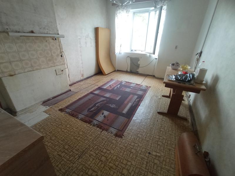 Apartment for renovation in a maintained building Apartment for renovation in a maintained building