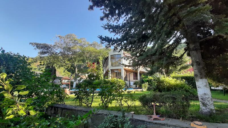 Three-storey house with swimming pool, barbecue, tavern, parking lot for 7 cars Three-storey house with swimming pool, barbecue, tavern, parking lot for 7 cars