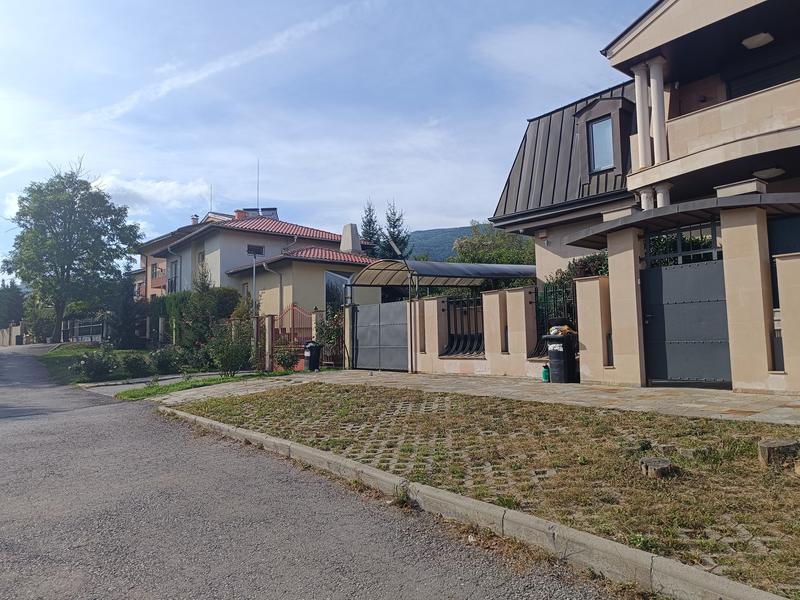 Flat plot of land, suitable for building houses with convenient access to Simeonovsko Shosse Blvd. Flat plot of land, suitable for building houses with convenient access to Simeonovsko Shosse Blvd.