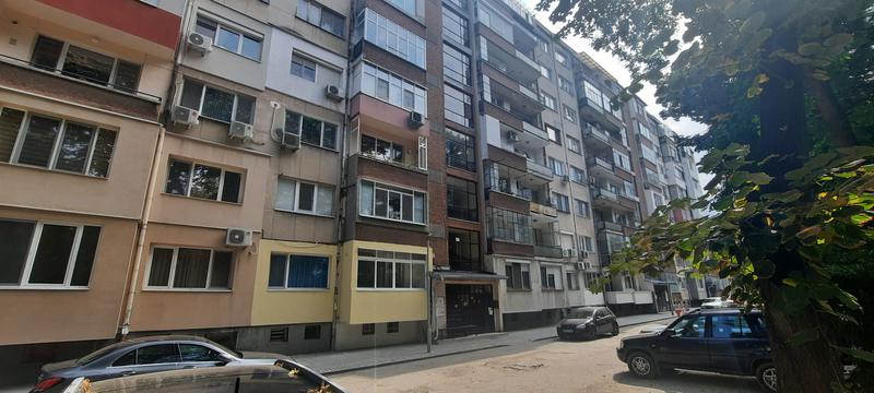 Large apartment in a maintained building Large apartment in a maintained building