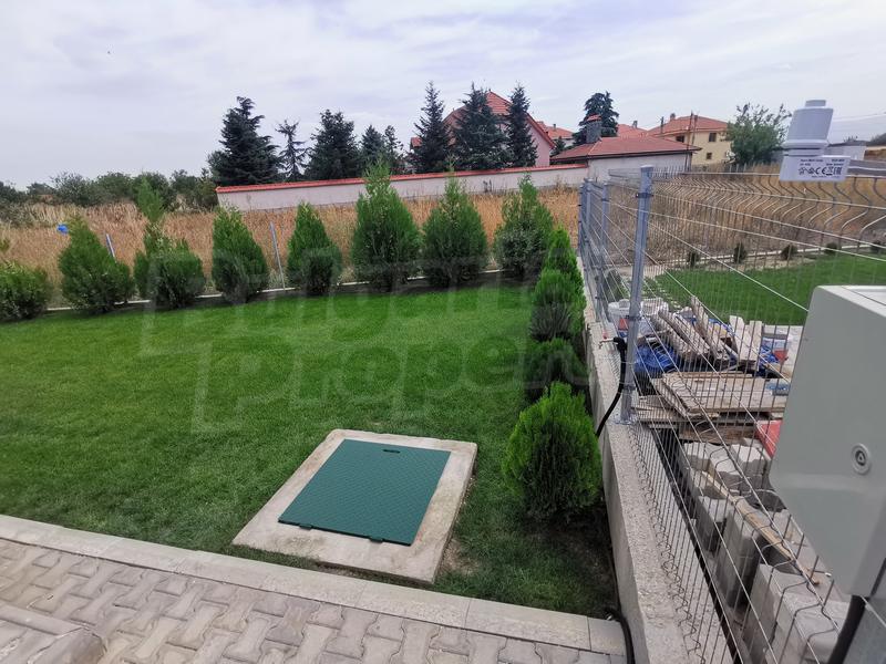 An excellent property with three bedrooms, a garage and two parking spaces in the village of Radinovo An excellent property with three bedrooms, a garage and two parking spaces in the village of Radinovo