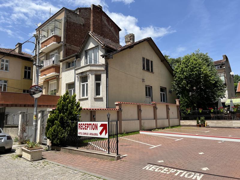 Detached house on three levels, with parking space on a quiet and peaceful street Detached house on three levels, with parking space on a quiet and peaceful street