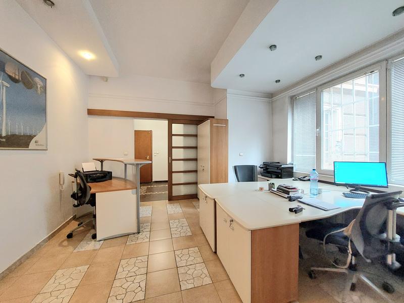 Furnished business property with top location Furnished business property with top location