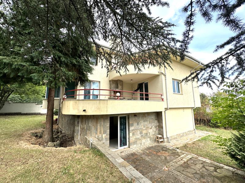 Furnished property with 4 bedrooms and garage Furnished property with 4 bedrooms and garage